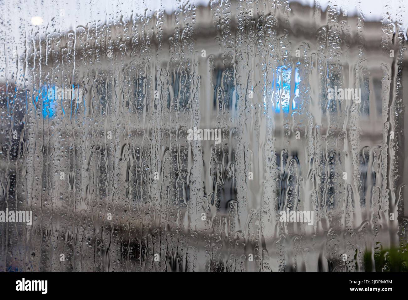 Vue sur le musée Magritte par une fenêtre qui coule sous la pluie. Bruxelles. Banque D'Images