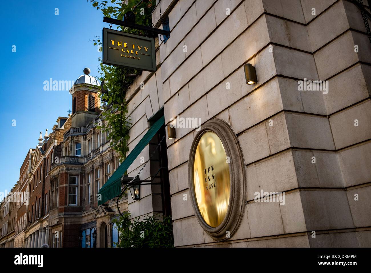 Londres - 2022 mai : l'Ivy Cafe à Richmond, sud-ouest de Londres Banque D'Images
