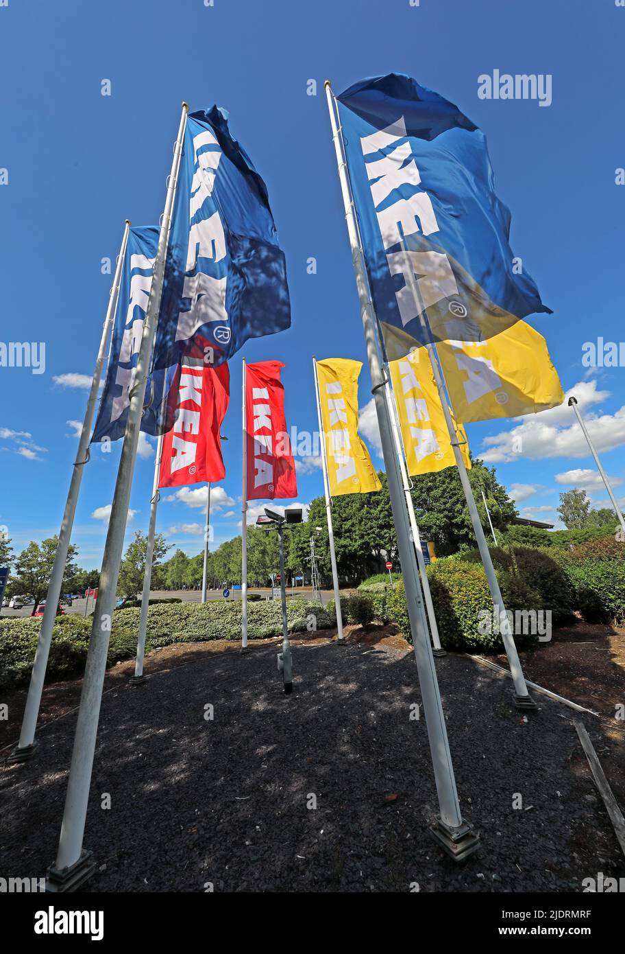 IKEA drapeaux volant au soleil d'été, magasin Warrington au 910 Europa Blvd, Westbrook, Warrington WA5 7TY Banque D'Images