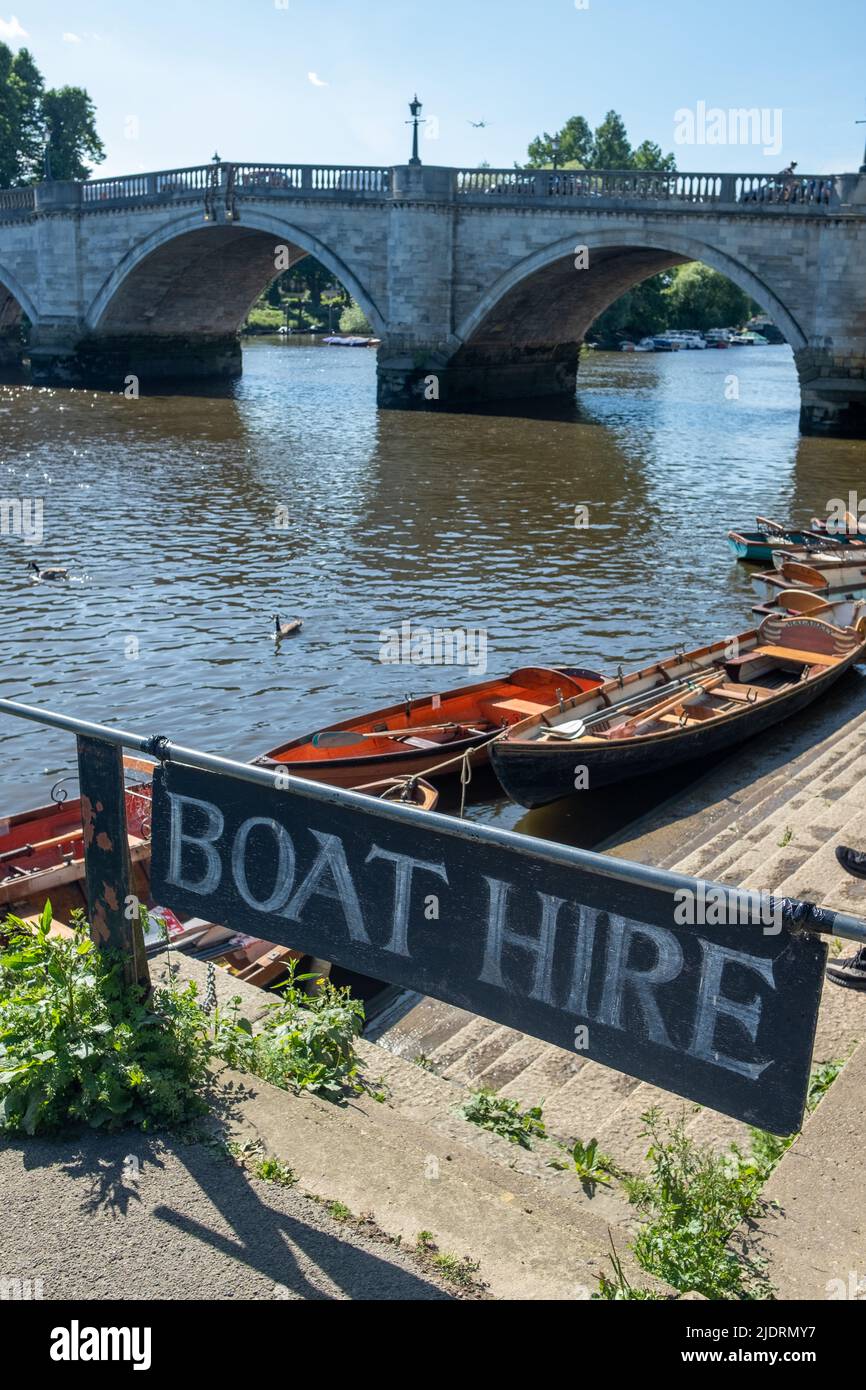 Londres - 2022 mai : location de bateaux sur la Tamise, à côté du pont Richmond, au sud-ouest de Londres Banque D'Images