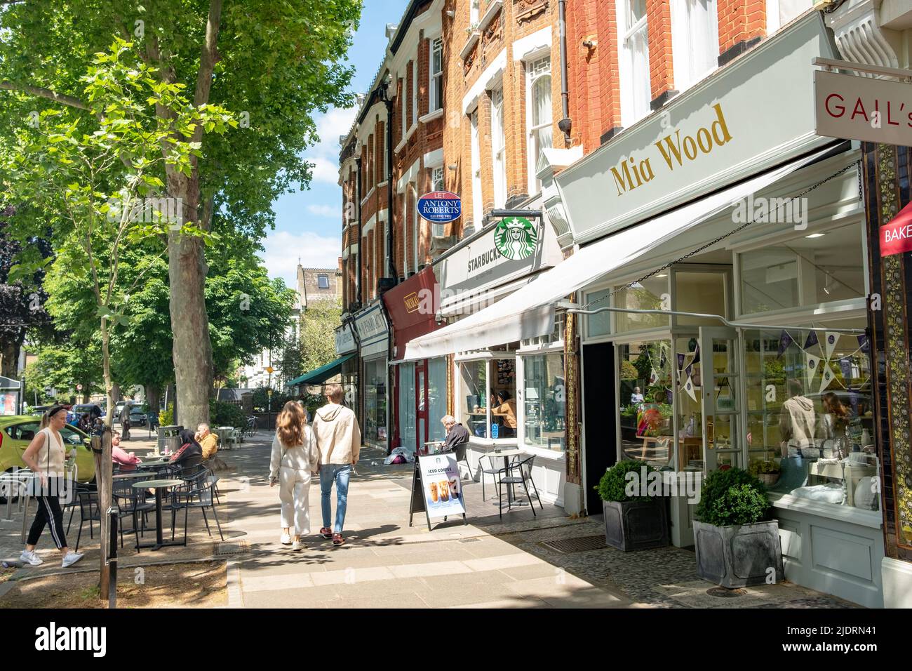 Londres - 2022 mai : magasins de détail à l'extérieur de la station de métro Kew Gardens à Richmond, au sud-ouest de Londres Banque D'Images