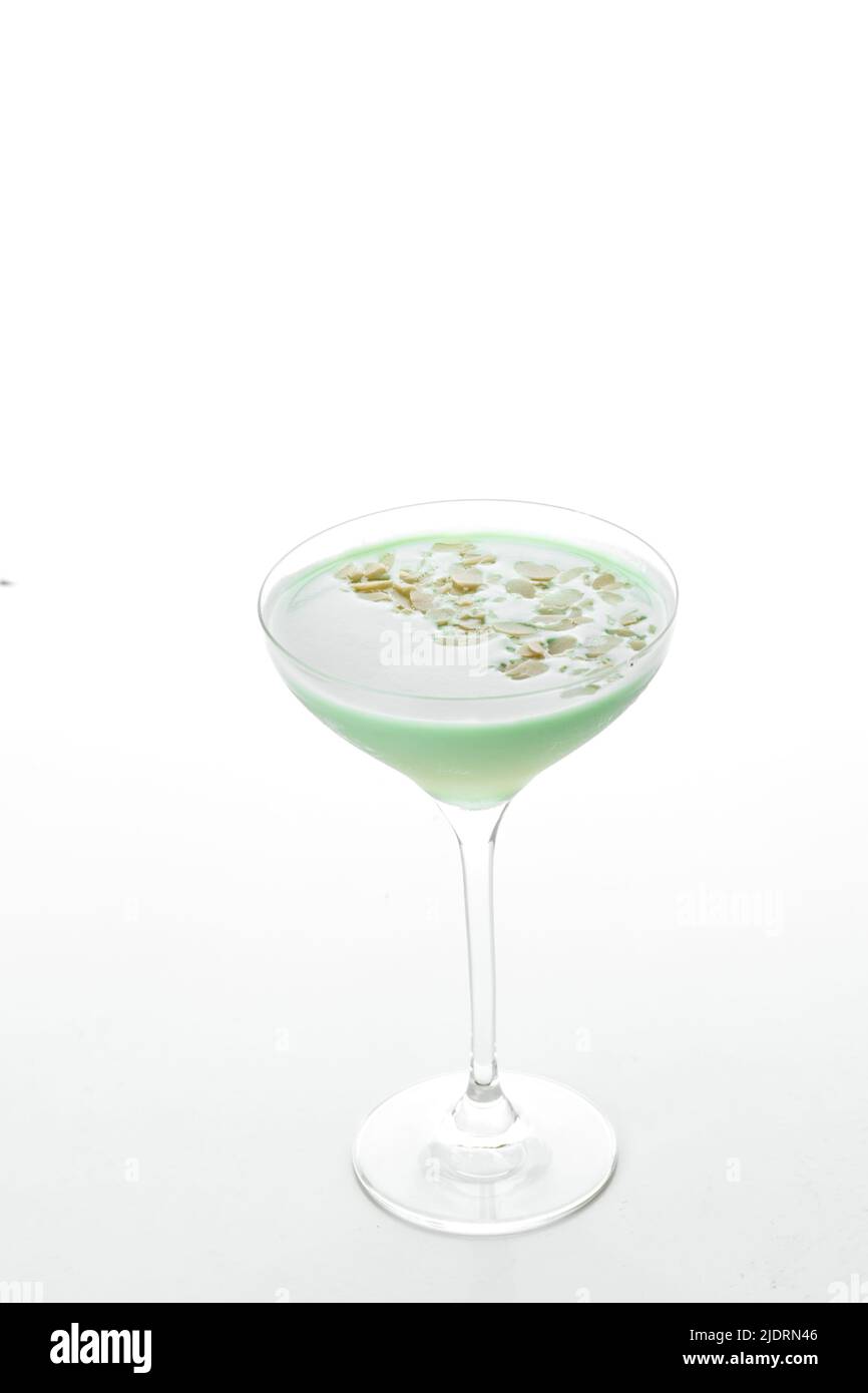 Cocktail vert rafraîchissant, margarita, sur fond blanc, isolé. Banque D'Images