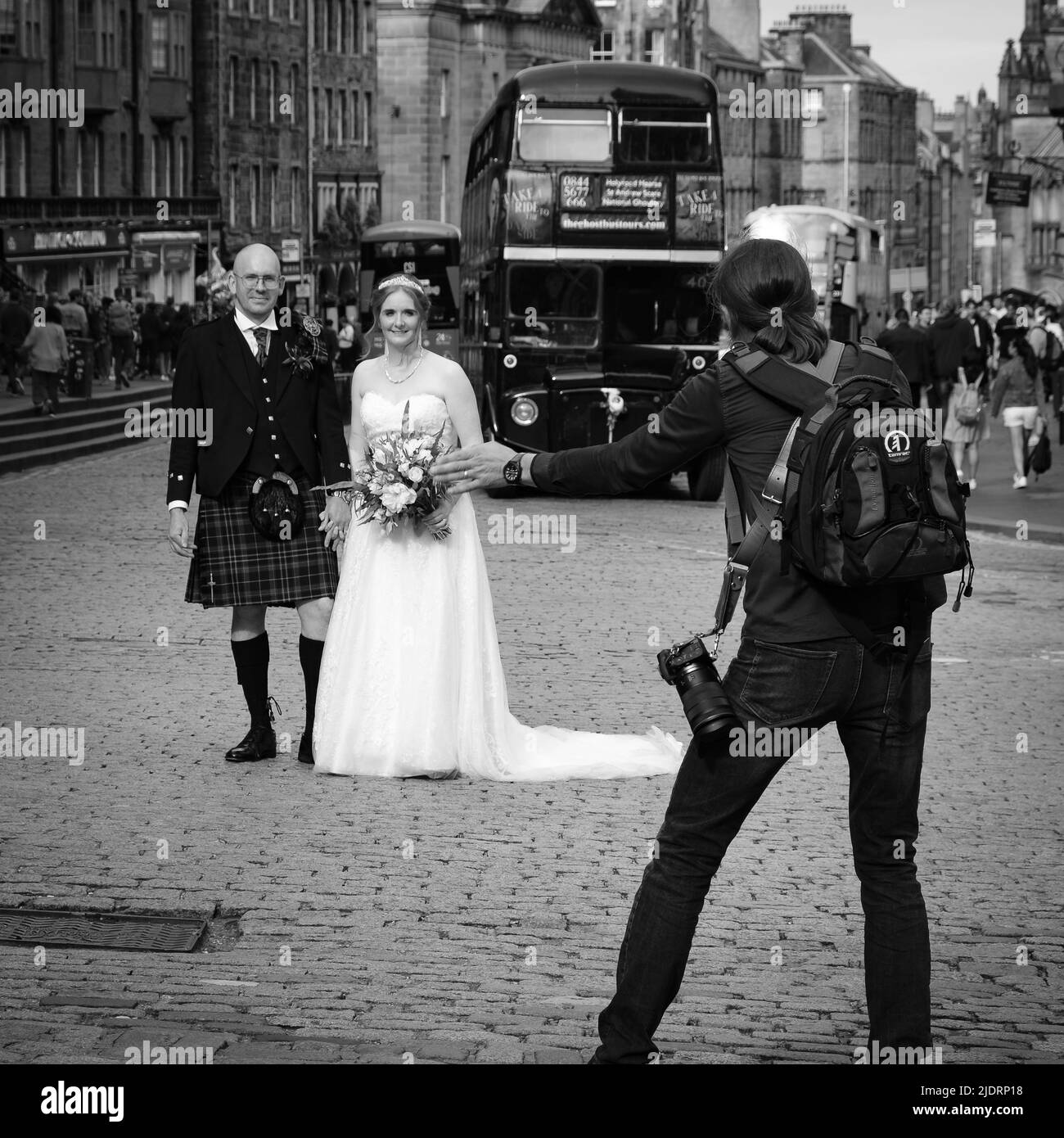Un couple récemment marié ayant des photos de mariage prises sur le Royal Mile à Édimbourg, près du château d'Édimbourg Banque D'Images