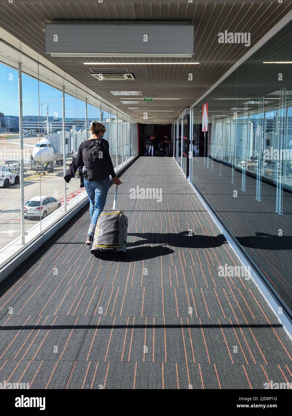 Embarquement à bord d'un avion à l'aéroport Charles de Gaulle à Paris, France Banque D'Images