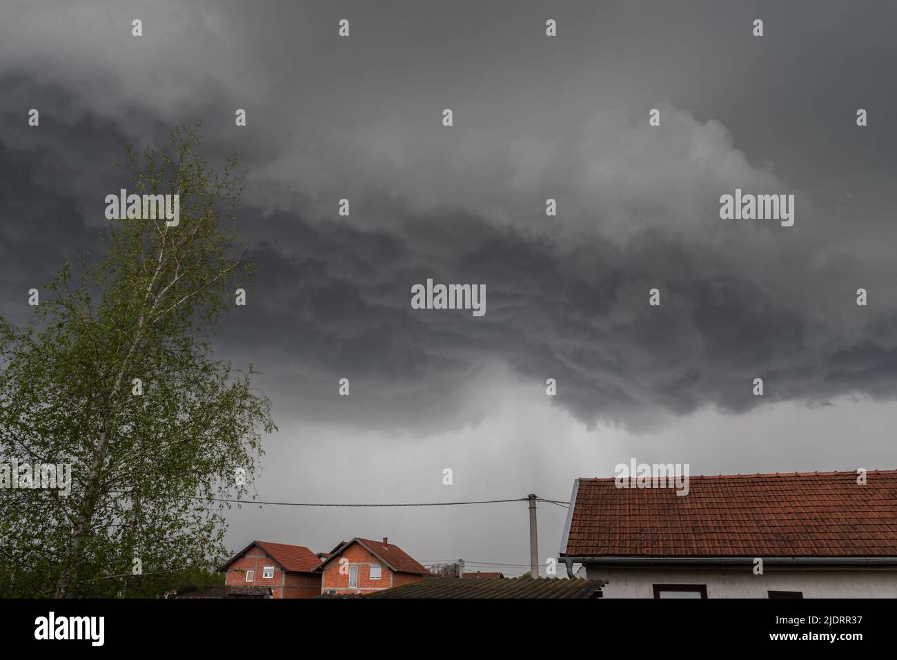Nuages d'orage au-dessus des banlieues, nuages sombres dans le quartier Banque D'Images
