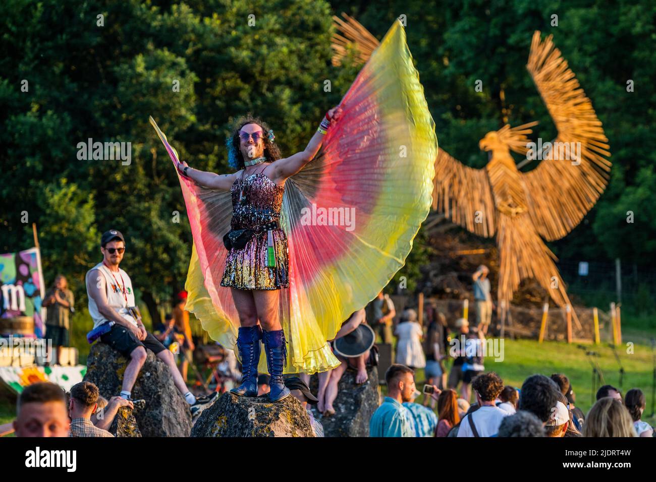 Pilton, Royaume-Uni. 22nd juin 2022. Les gens attendent le coucher du soleil et le rituel d'ouverture païen pour le festival autour du cercle de pierres - le festival Glastonbury 2022, digne ferme. Glastonbury, Credit: Guy Bell/Alamy Live News Banque D'Images