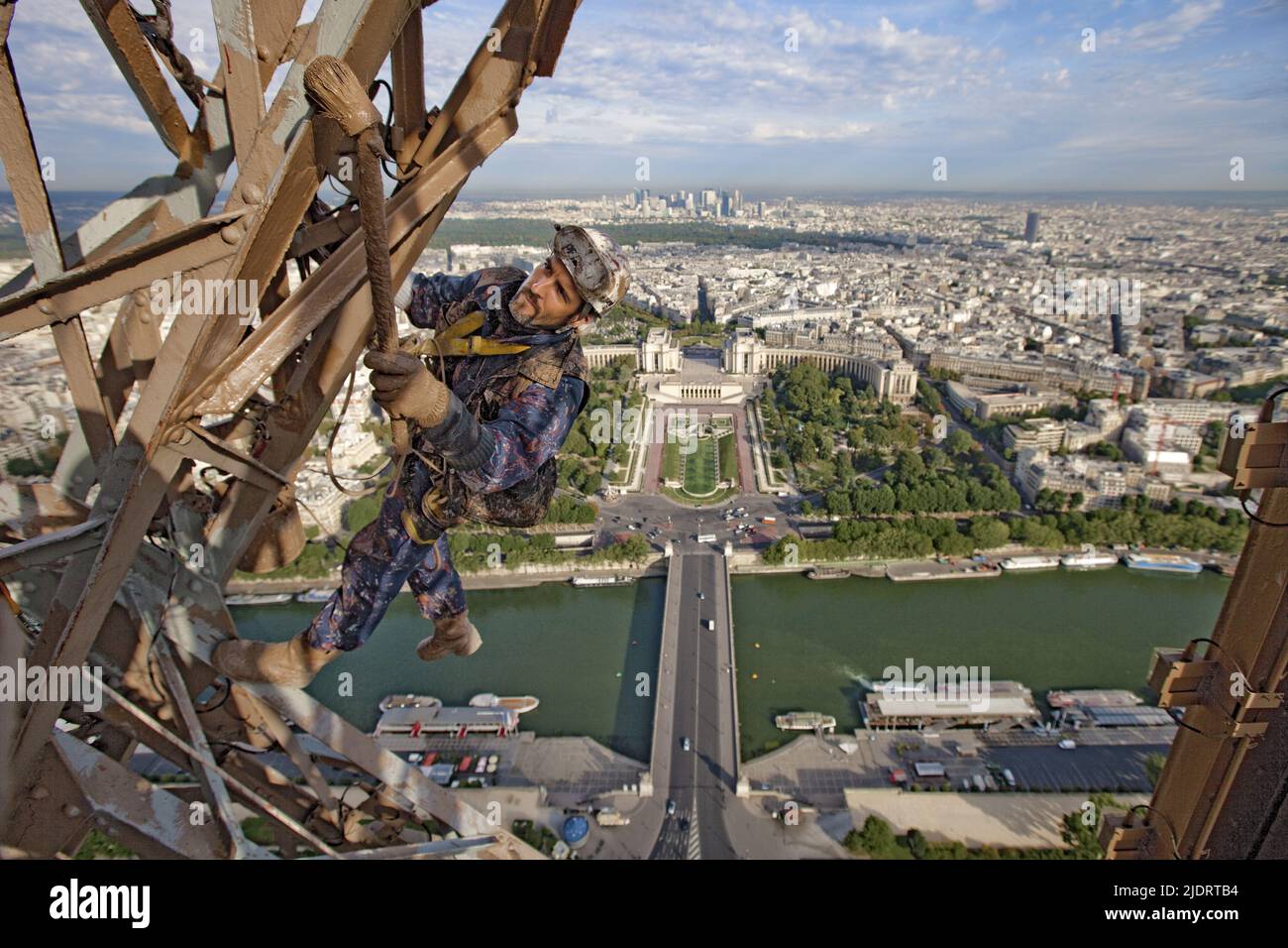 Paris (75) les esthéticiennes de la Tour Eiffel (campagne de restauration 2010). En maquillage, une équipe internationale: 26 peintres alpinistes qui pendant un an Banque D'Images