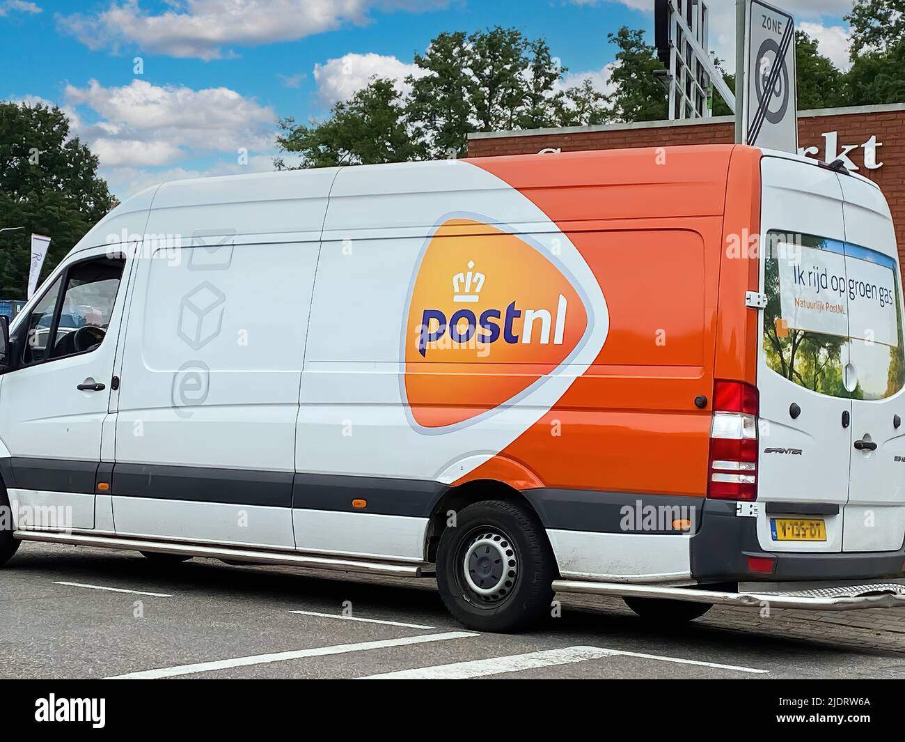 Roermond, pays-Bas - juin 21. 2022: Vue sur la livraison de colis de la compagnie néerlandaise postnl Banque D'Images