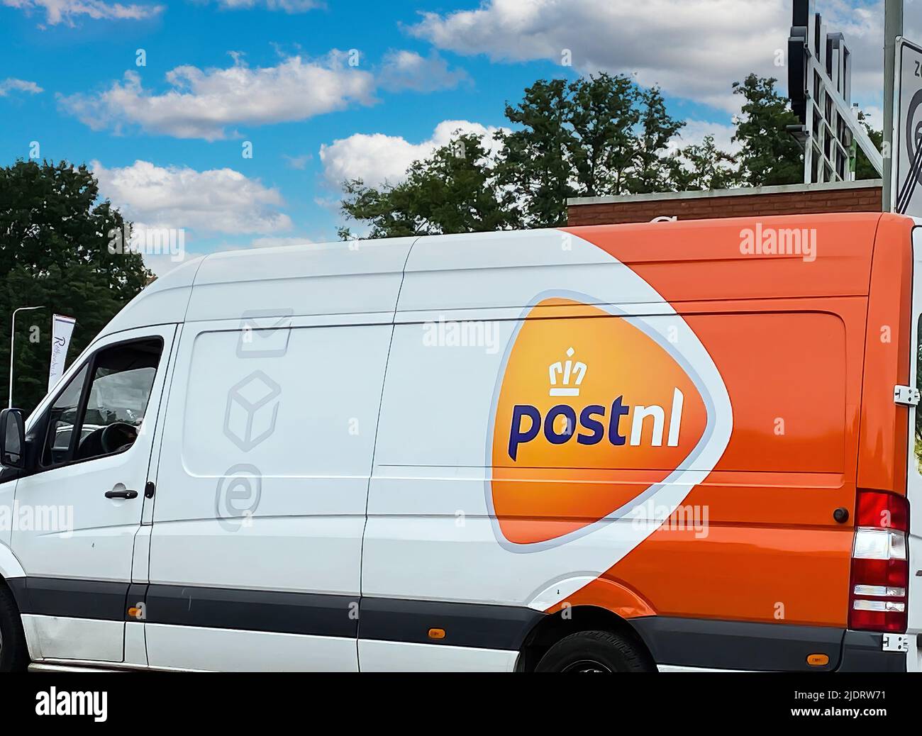 Roermond, pays-Bas - juin 21. 2022: Vue sur la livraison de colis de la compagnie néerlandaise postnl Banque D'Images