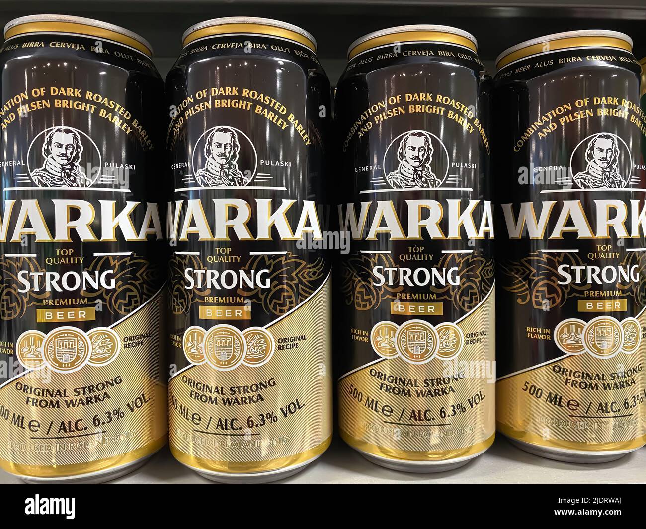 Erkelenz, Allemagne - 9 juin. 2022: Gros plan des canettes de bière Warka polish dans la tablette du supermarché allemand Banque D'Images