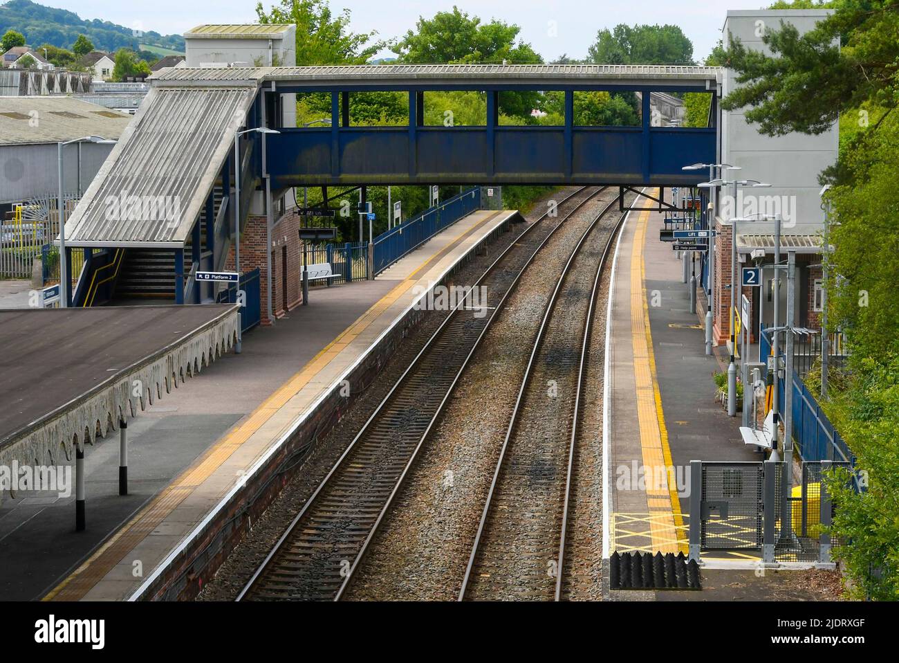 Axminster, Devon, Royaume-Uni. 23rd juin 2022. Vue générale de la gare d'Axminster à Devon sur la ligne London Waterloo to Exeter où il n'y a pas de train en circulation pendant le deuxième jour de la grève nationale des chemins de fer du RMT. Bus devant la gare. Crédit photo : Graham Hunt/Alamy Live News Banque D'Images