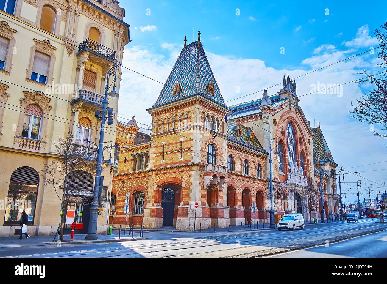 L'extérieur exceptionnel du Central Market Hall avec son toit en tuiles et ses murs en briques ornés de motifs géométriques, Budapest, Hongrie Banque D'Images