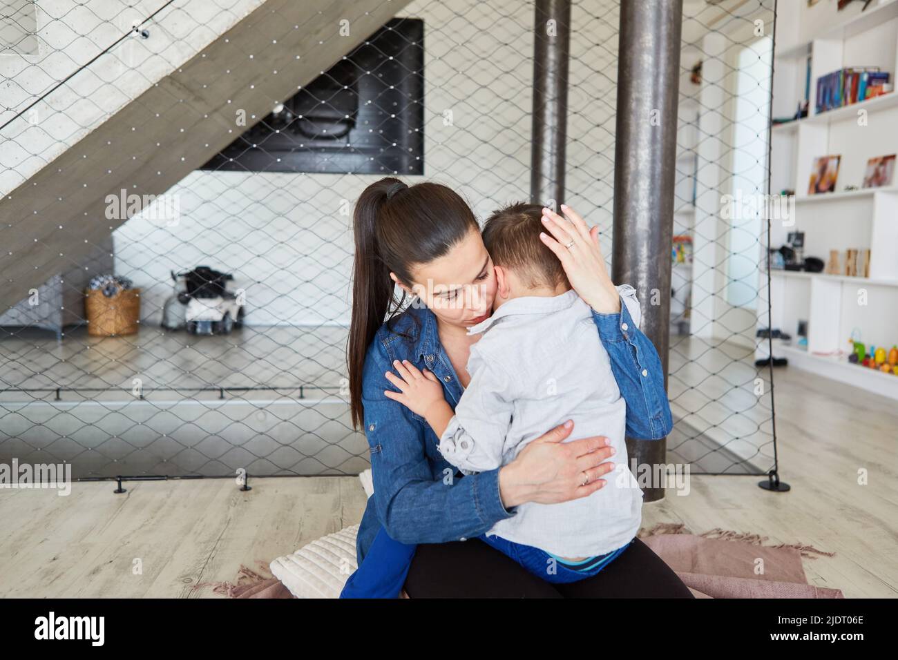 Mère embrasse avec amour son fils triste et le réconforte à la maison