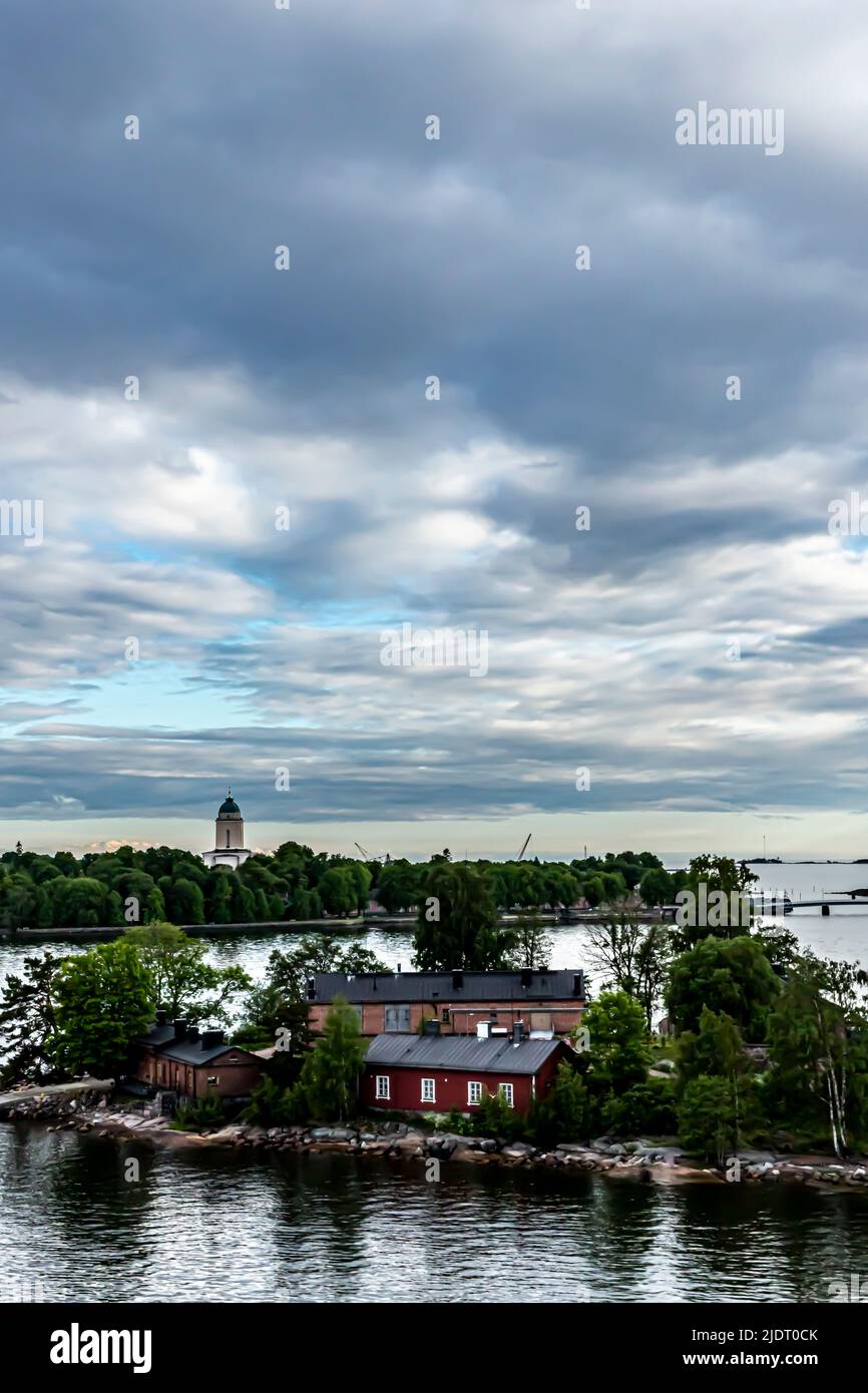 L'île de Lonna en soirée d'été, avec la forteresse de la mer de Suomenlinna en arrière-plan. Espace pour le texte. Banque D'Images