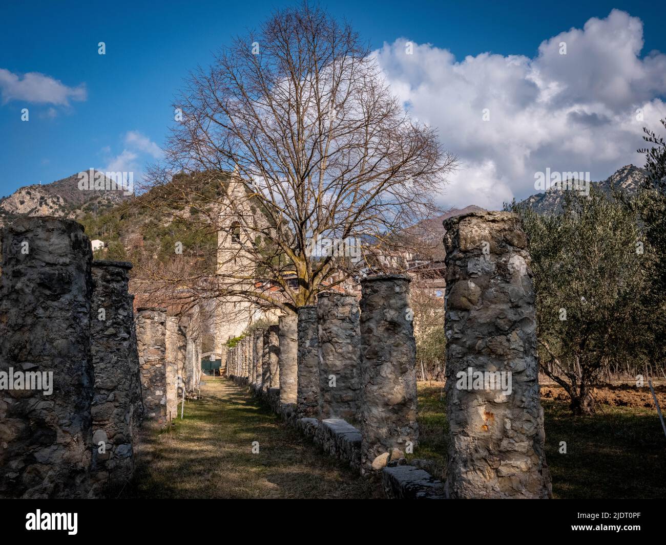 Vue sur 30 colonnes historiques venant de l'église du village avec clocher de Villars-sur-Var dans la province des Alpes-Maritimes, dans le sud-est de la France. Banque D'Images