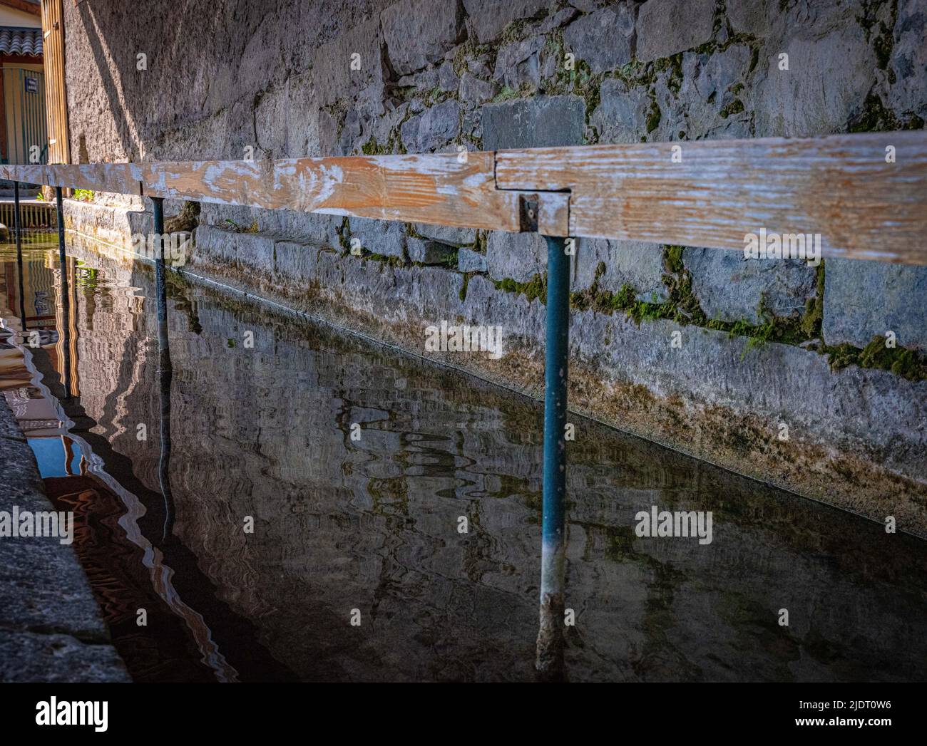 Village public blanchisserie installation fréquemment le site des personnes lavant des vêtements et meublé avec de l'eau de source de montagne Banque D'Images