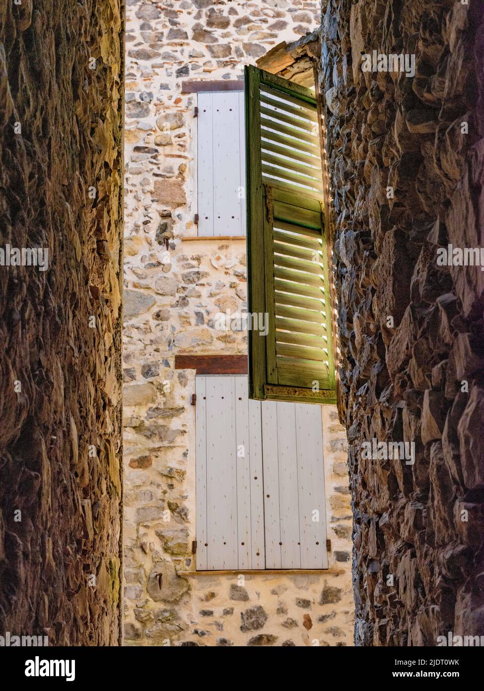 Murs en pierre et vieux volets dans une rue étroite du village provençal de Villars-sur-Var dans les Alpes Maritimes du sud-est de la France Banque D'Images