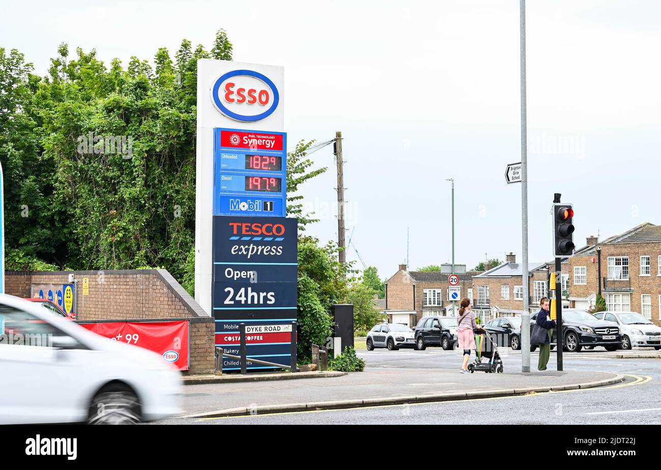Brighton UK 23rd juin 2022 - Prix élevés du carburant dans un garage Esso à Hove , Brighton comme la crise du coût de la vie continue au Royaume-Uni : Credit Simon Dack / Alay Live News Banque D'Images