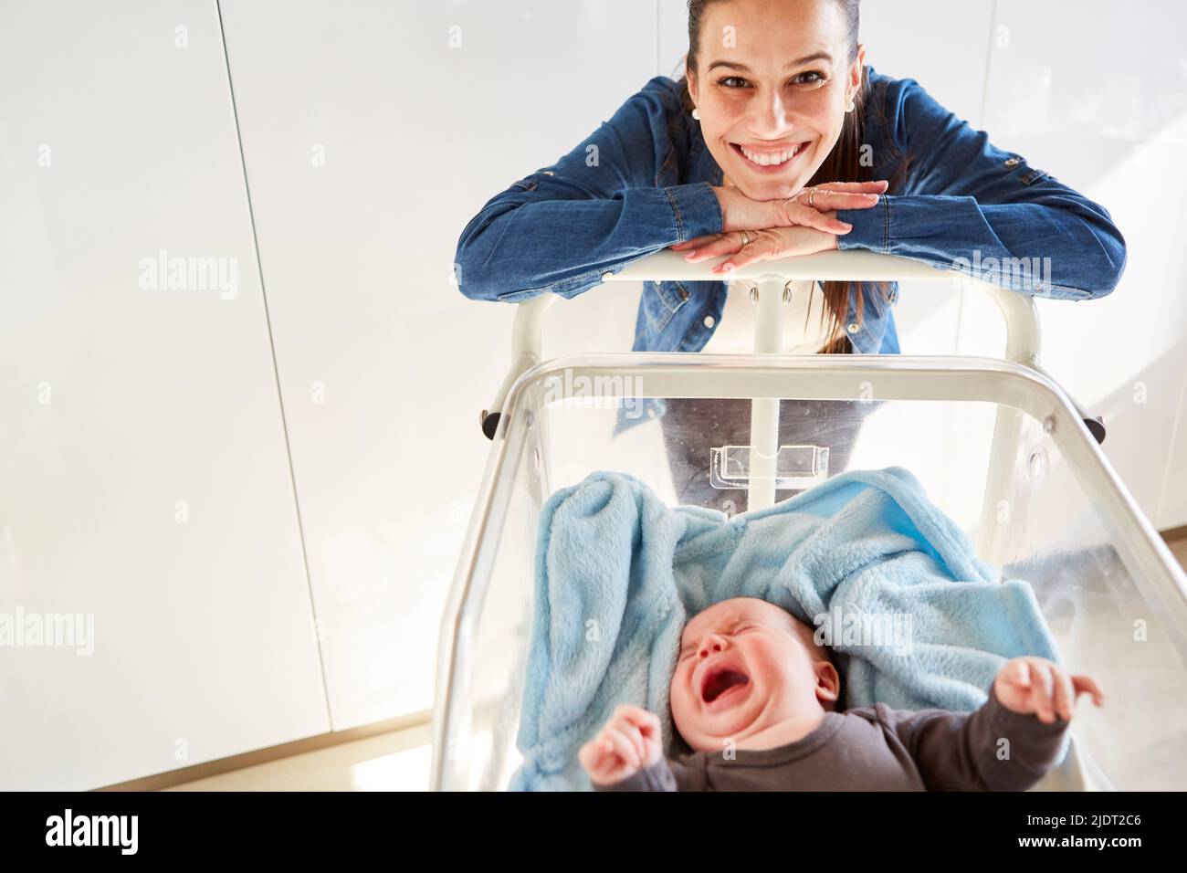Mère fière et bébé pleurant au lit comme concept de la maternité et de l'amour maternel Banque D'Images