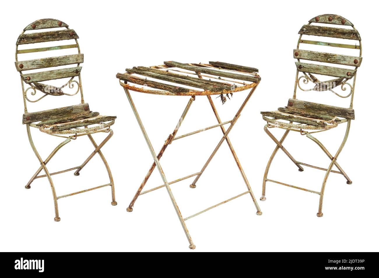 Chaises de jardin rouillées et table isolées sur fond blanc Banque D'Images