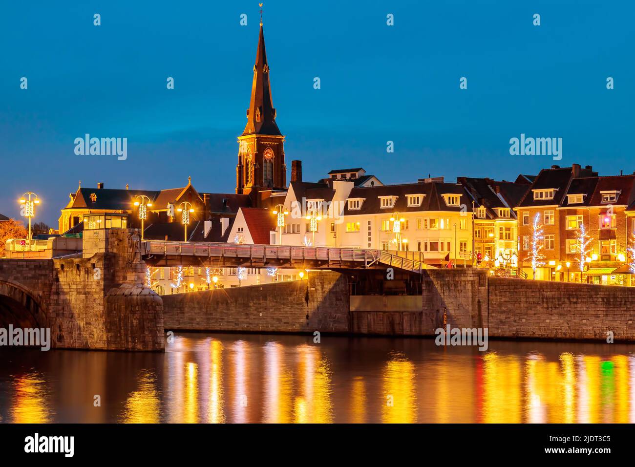 Vue sur le célèbre pont hollandais Sint Servaas avec noël Lumières dans le centre-ville de Maastricht Banque D'Images