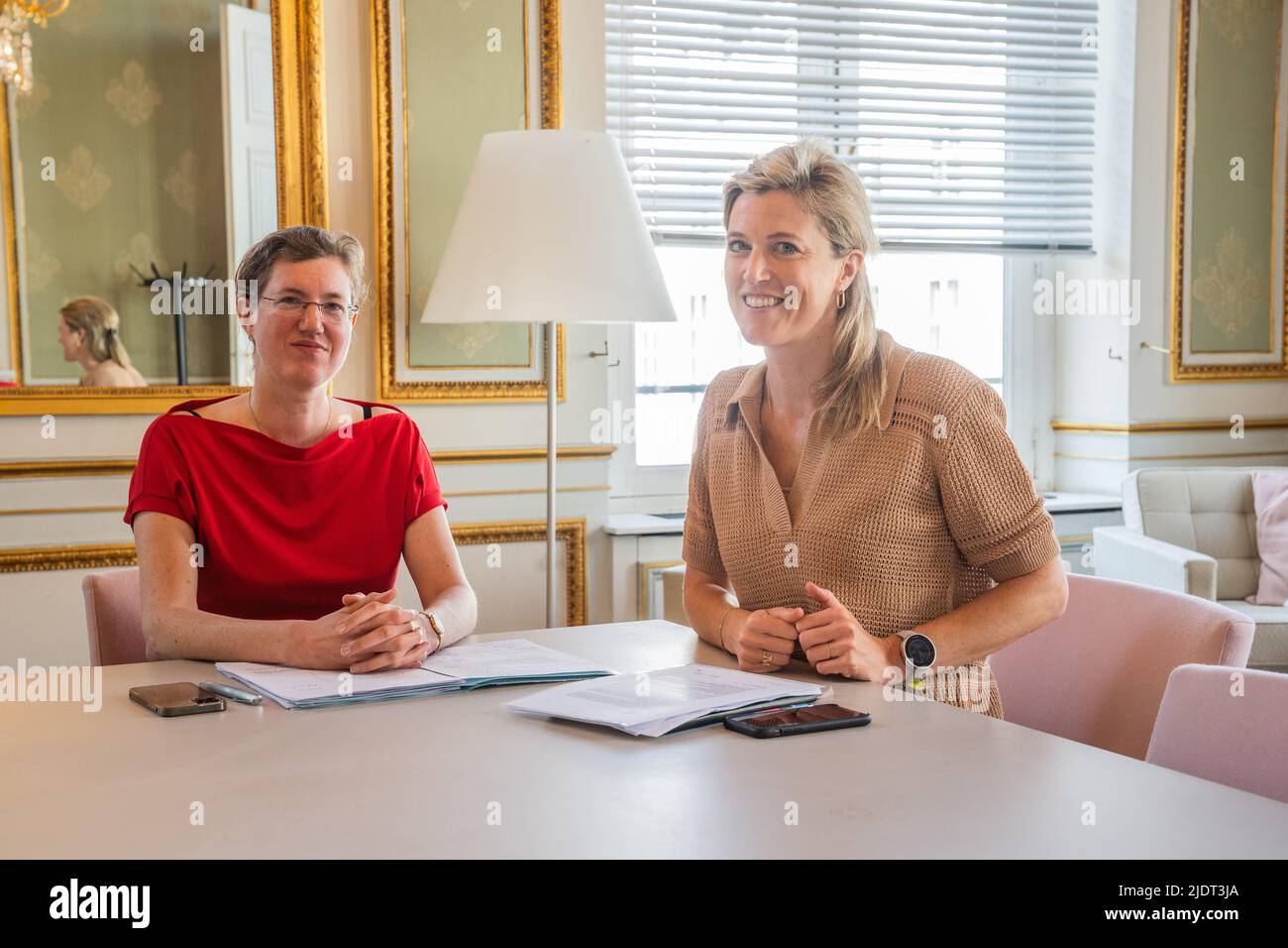 Bruxelles, Belgique. 23rd juin 2022. La ministre de l'intérieur Annelies Verlinden et la mairesse de Molenbeek-saint-jean - Sint-jans-molenbeek Catherine Moureaux posent pour le photographe après une rencontre entre la ministre de l'intérieur et le maire de Molenbeek-Saint-Jean - Sint-Jans-Molenbeek, au sujet de plusieurs fusillades liées à la drogue qui ont eu lieu récemment, à Molenbeek, le jeudi 23 juin 2022. Lundi, des coups de feu ont été tirés dans l'après-midi, au moins une personne a été blessée. C'est déjà le treizième tir qui a eu lieu à Molenbeek depuis septembre. Credit: Belga News Agency/Alay Live News Banque D'Images