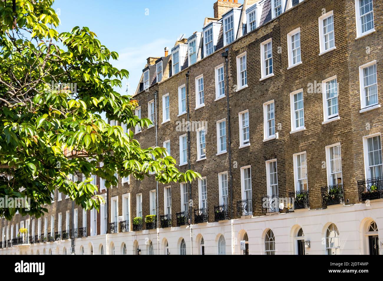 Rangée de grands immeubles résidentiels haut de gamme à Kensington, Londres Banque D'Images
