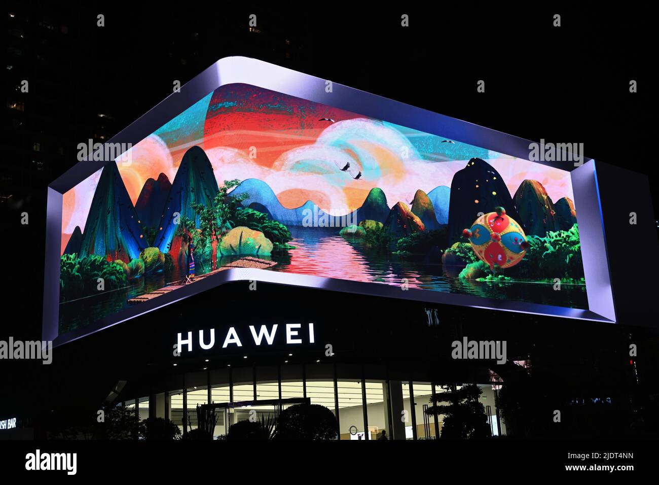 NANNING, CHINE - 21 JUIN 2022 - Vue sur le plus grand écran géant extérieur à ciel ouvert de 3D à Nanning, province de Guangxi, Chine, 21 juin 2022 le 808 avril Banque D'Images