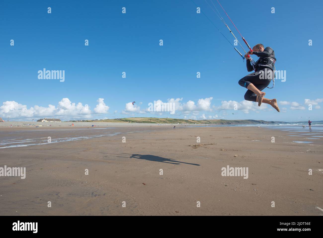 Kitesurf, Newgale, Pembrokeshire, pays de Galles, Royaume-Uni Banque D'Images