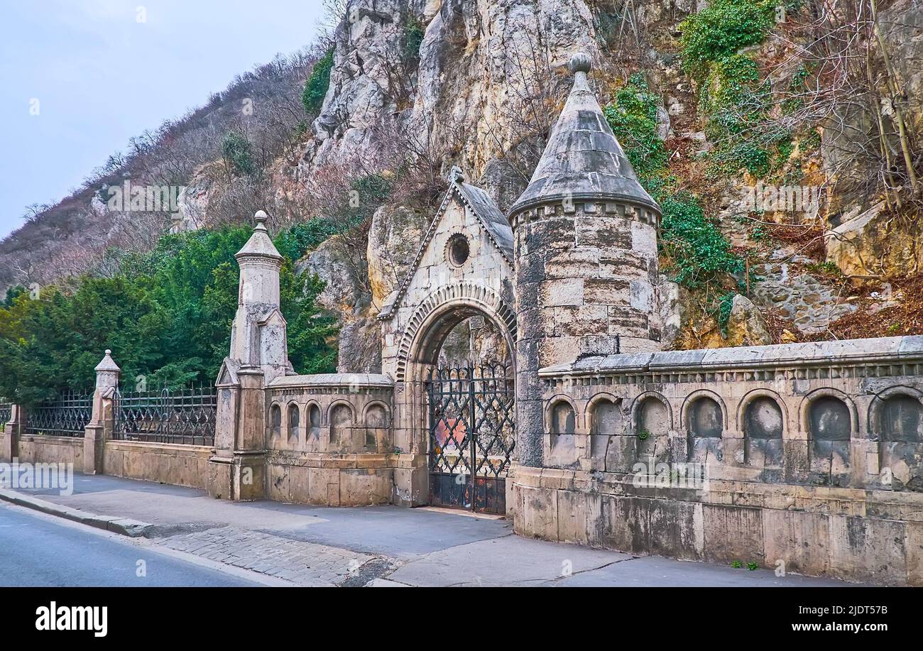 La porte néo-romane en pierre sculptée de la Chapelle des rochers (église des grottes) du monastère Pauline, située au pied de la colline Gellert, Budapest, Hongrie Banque D'Images