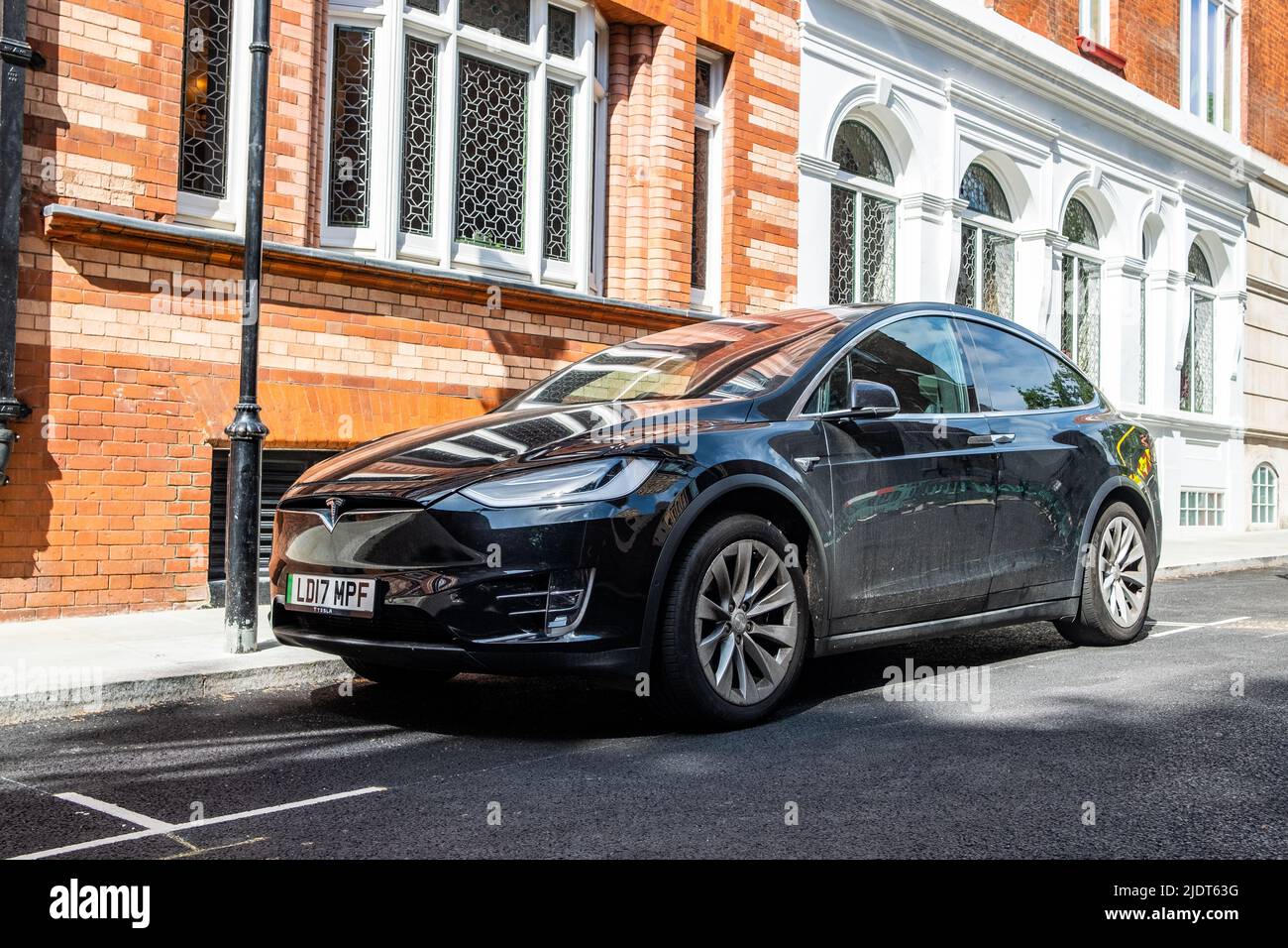 Londres - 2022 mai : Telsa Model X garée sur la rue chic de Londres Banque D'Images