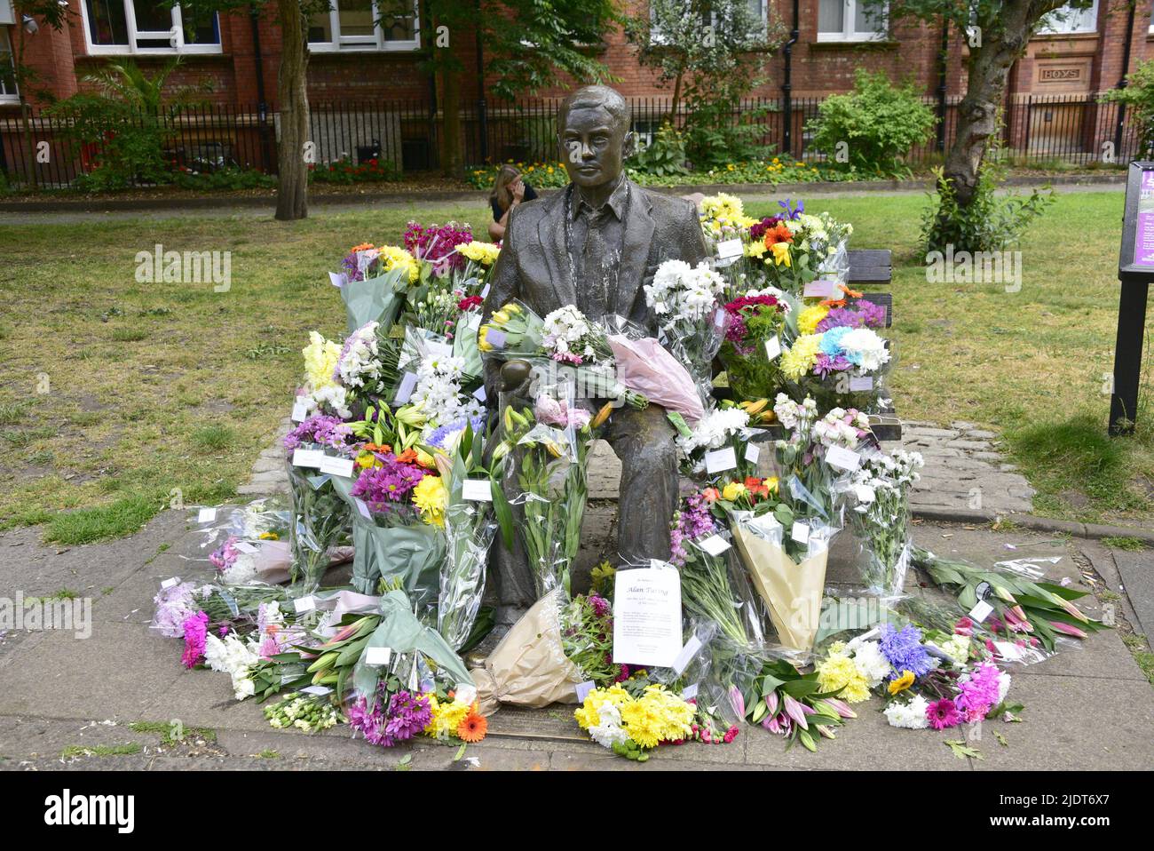 Manchester, Royaume-Uni. 23rd juin 2022. Des grappes de fleurs ont été laissées à la statue d'Alan Turing pour célébrer l'anniversaire de Turing le 23rd juin à Sackville Gardens, dans le centre de Manchester, au Royaume-Uni. Turing est considéré comme le père de l'informatique théorique et de l'intelligence artificielle, a joué un rôle majeur dans le développement des premiers ordinateurs à l'Université de Manchester et a été un célèbre codebreaker de la Seconde Guerre mondiale. L'organisme de bienfaisance 'temps d'égalité' prend la tête en laissant des fleurs à cette date. Crédit : Terry Waller/Alay Live News Banque D'Images