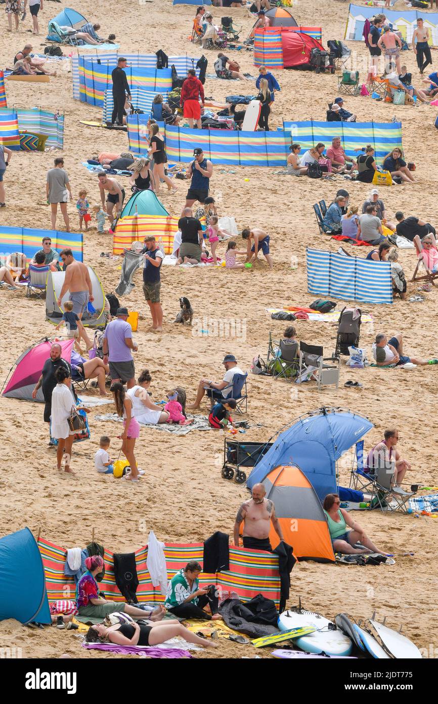 Les vacanciers ont profité du soleil brumeux et chaud et de la brise marine rafraîchissante sur la plage de Fistral à Newquay, en Cornouailles, au Royaume-Uni. Banque D'Images