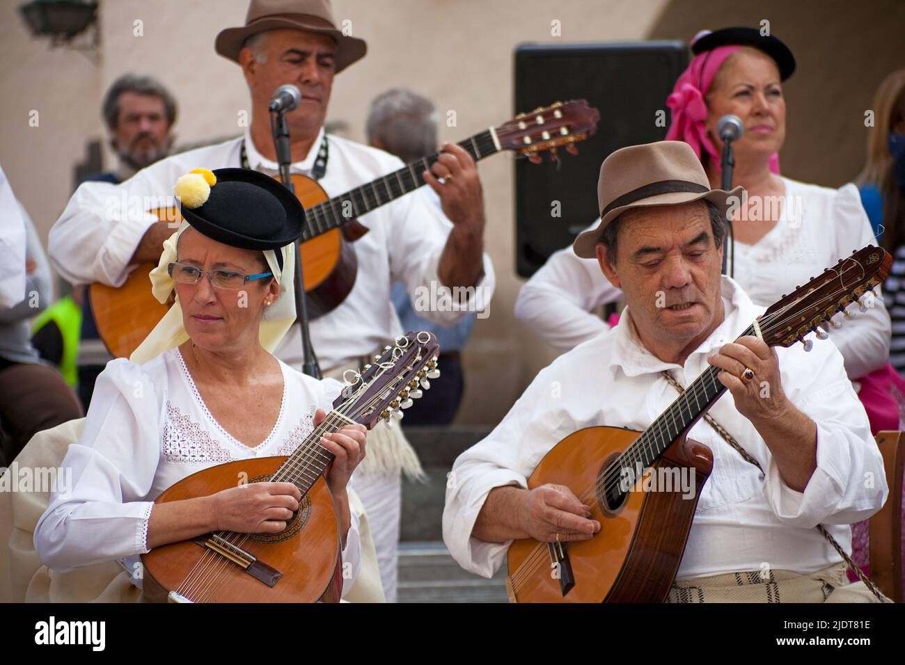 Spectacle folklorique au Pueblo Canario, musiciens avec costumes traditionnels au Parque Doramas, Las Palmas, Grand canari, îles Canaries, Espagne, Europe Banque D'Images