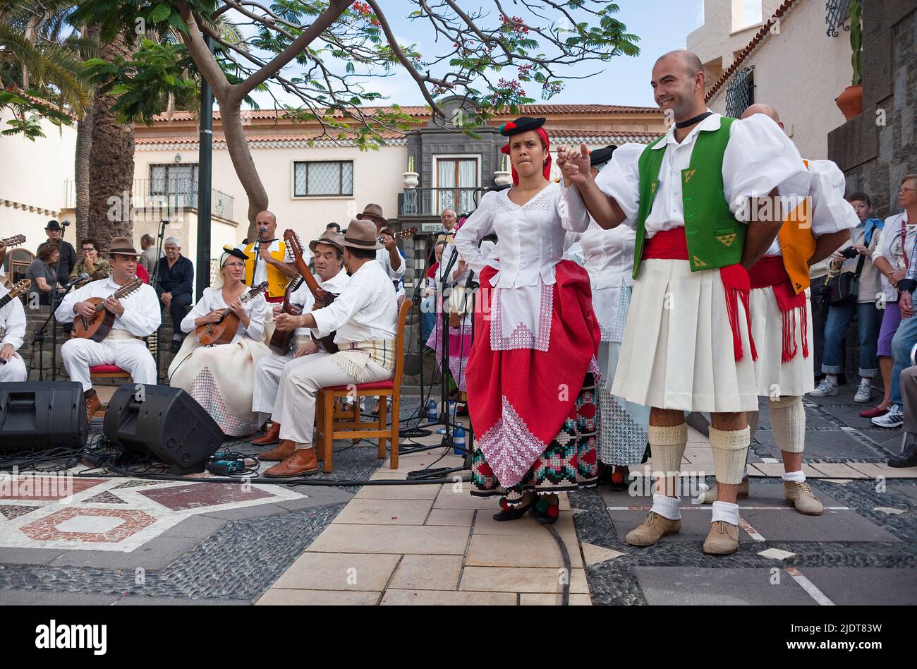 Spectacle folklorique au Pueblo Canario, musiciens et danseur avec costumes traditionnels au Parque Doramas, Las Palmas, Grand Canary, îles Canaries, Espagne Banque D'Images