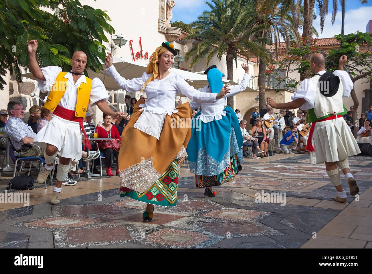 Spectacle folklorique au Pueblo Canario, musiciens et danseur avec costumes traditionnels au Parque Doramas, Las Palmas, Grand Canary, îles Canaries, Espagne Banque D'Images