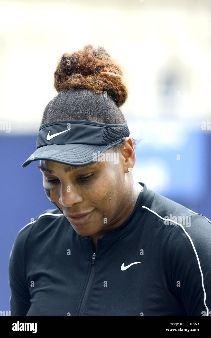 Serena Williams (USA) sur les terrains de pratique au Rothesay International tennis, Devonshire Park, Eastbourne, Royaume-Uni, avant son double match - son sapin Banque D'Images