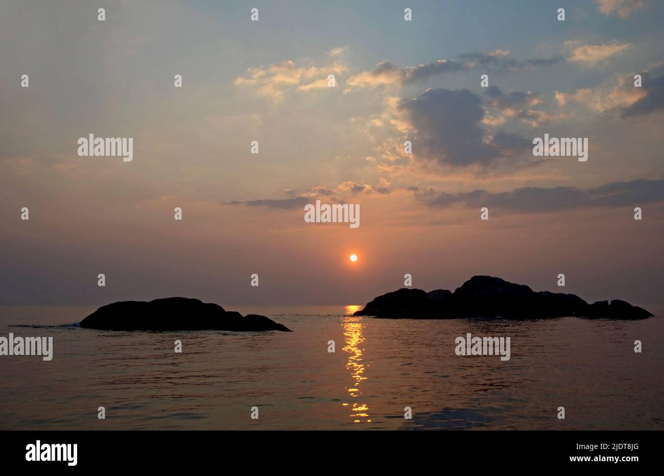 Le soleil d'avril se couche dans la mer du Nord à l'ouest de la petite île de Hidra, près de la pointe sud de la Norvège. Banque D'Images