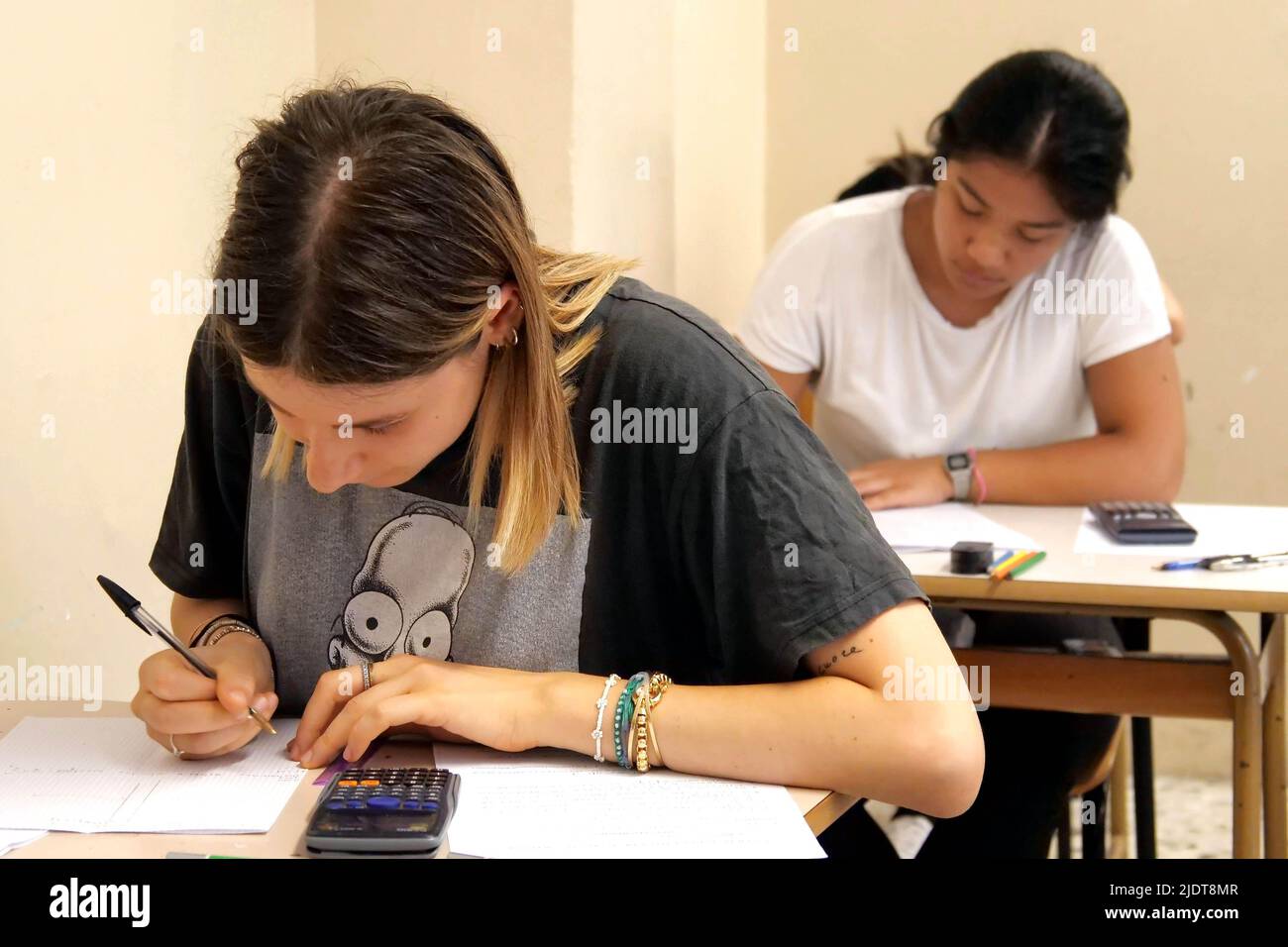 Italie, Arezzo, 23 juin 2022 : Italie examens de maturité du lycée 2022. Lycée scientifique Francesco Redi, test de mathématiques, c'est le deuxième test des examens de maturité. Après 2 ans de suspension en Italie, nous revenons à faire le test écrit et il n'y a aucune obligation de porter un masque anti-Covid. Photo © Daiano Cristini/Sintesi/Alay Live News Banque D'Images