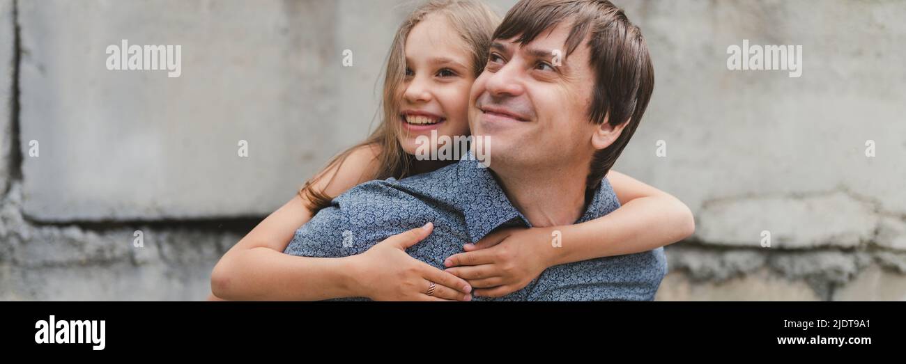 homme papa ayant un bon moment avec leur fille fille de neuf ans sur son dos. père heureux jouant avec l'enfant. vraie vie authentique jour-à-jour fa Banque D'Images
