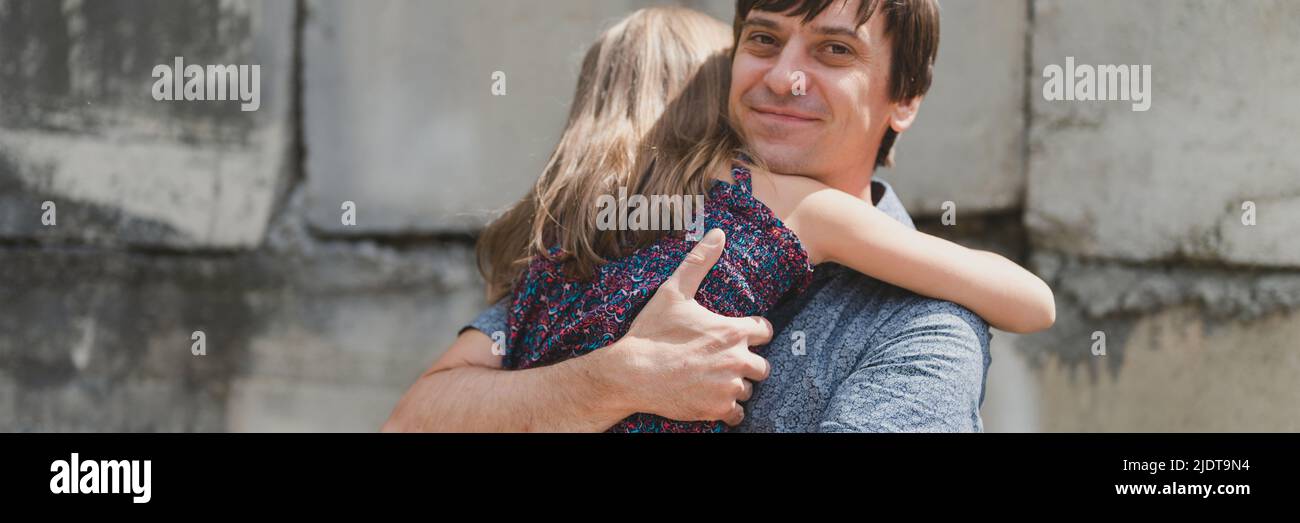 homme papa ayant un moment de qualité avec leur enfant fille fille de neuf ans hug sur ses bras. heureux père jouant avec l'enfant. vraie vie authentique jour-à-jour Banque D'Images