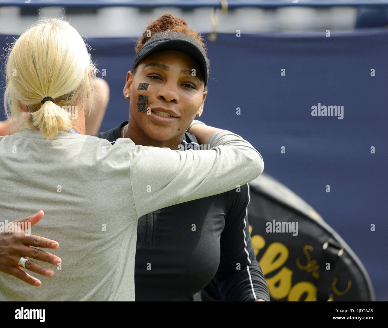 Serena Williams (USA) avec Renae Stubbs (entraîneur australien de WTA) sur les cours de pratique Eastbourne, 2022 - des emplâtres... Banque D'Images