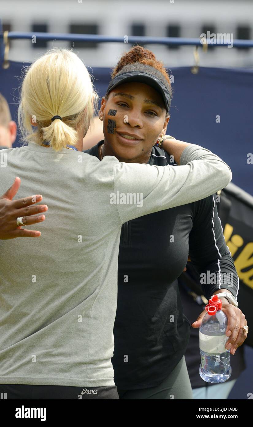 Serena Williams (USA) avec Renae Stubbs (entraîneur australien de WTA) sur les cours de pratique Eastbourne, 2022 - des emplâtres... Banque D'Images