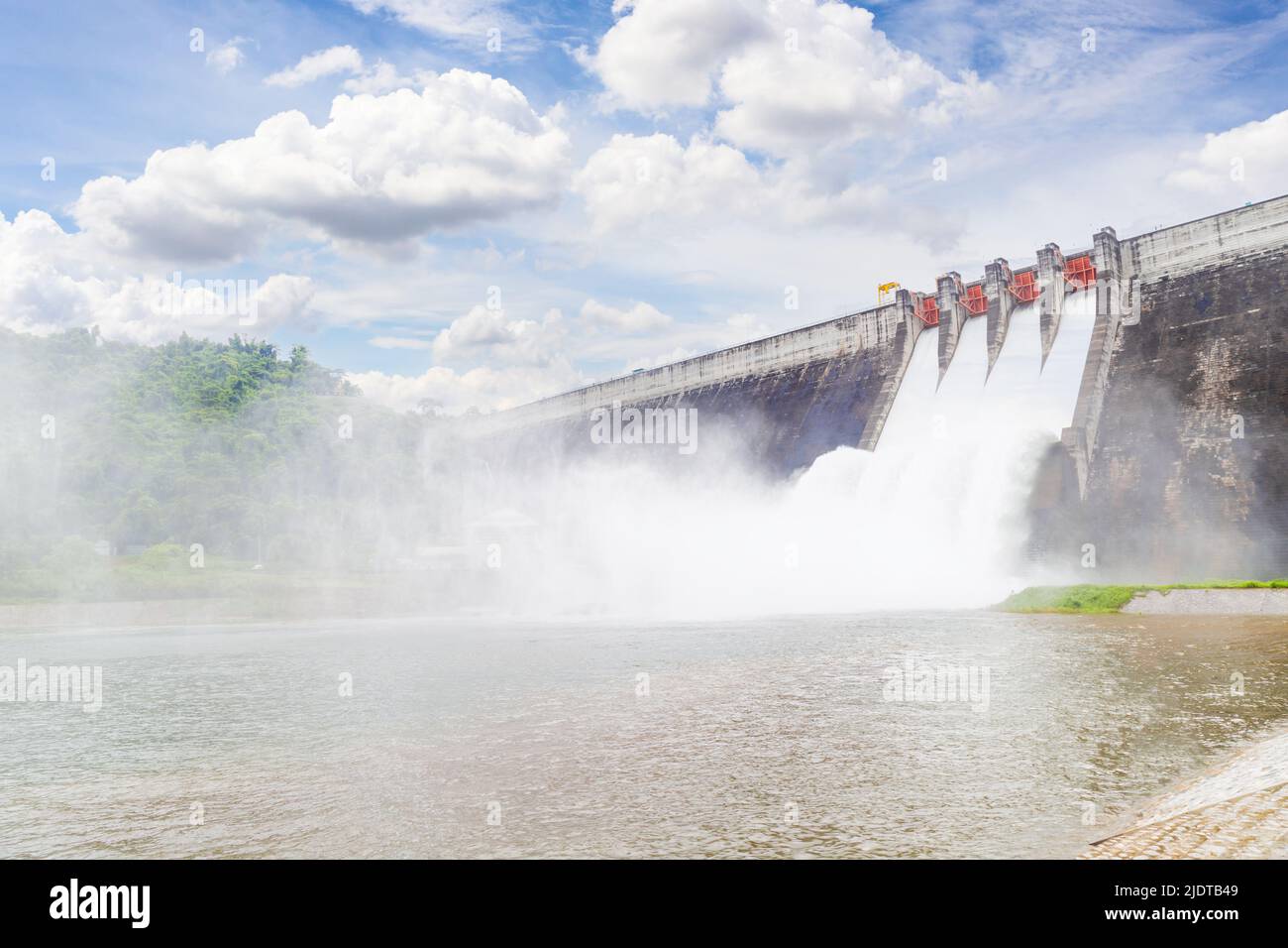 Le barrage Khun Dan Prakarn Chon est un barrage avec centrale hydroélectrique et irrigation et protection contre les inondations dans le district de la province de Nakhon Nayok , T. Banque D'Images