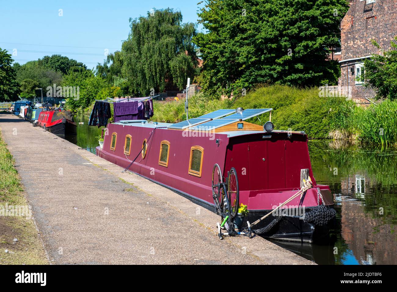 Panneaux solaires sur le toit d'un canalboat sur le canal de Nottingham et de Beeston, dans le Nottinghamshire Angleterre Banque D'Images