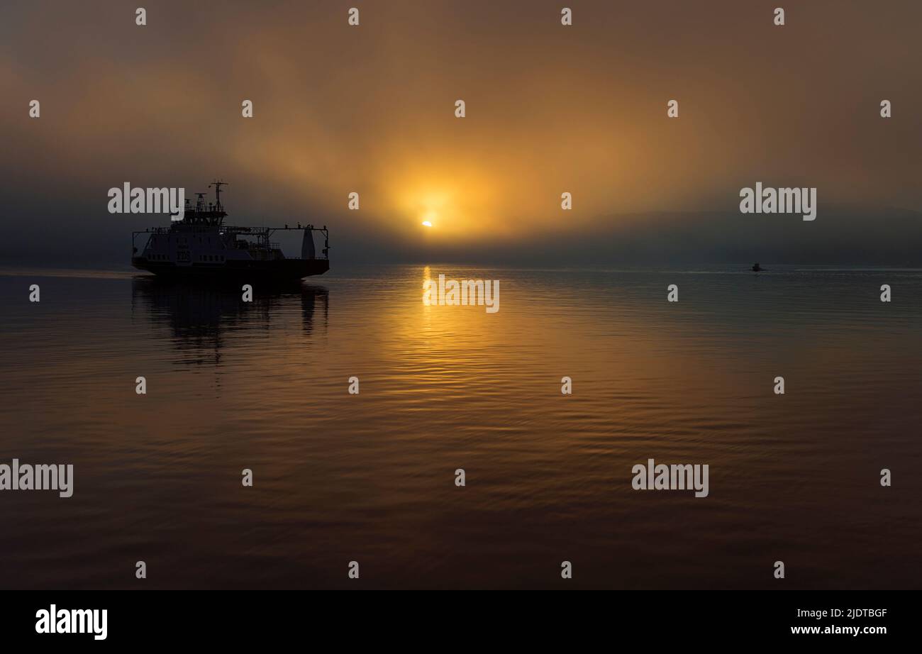 Le ferry M/S Hidrasund débarque sur l'île de Hidra (sud-ouest de la Norvège) le matin du mois de mars. Banque D'Images