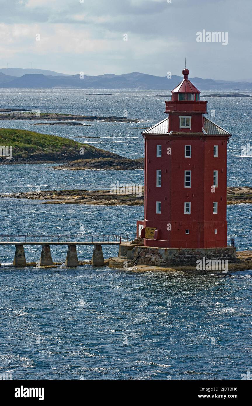 Le phare de Kjeugnskjaeret à l'ouverture du Bjugnfjord dans le comté de Bjugn, Tröndelag, a été construit en 1880 et est le plus ancien phare en forme de 8 de Norw Banque D'Images