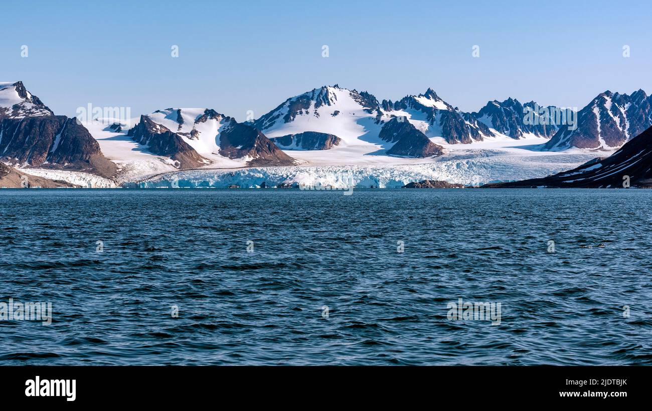 Glacier de Smeerenburg au fond du fjord de Smeerenburg) (Bjørnfjord) à Albert I Land, nord-ouest du Spitsbergen, Svalbard, Norvège. Photo d'août Banque D'Images