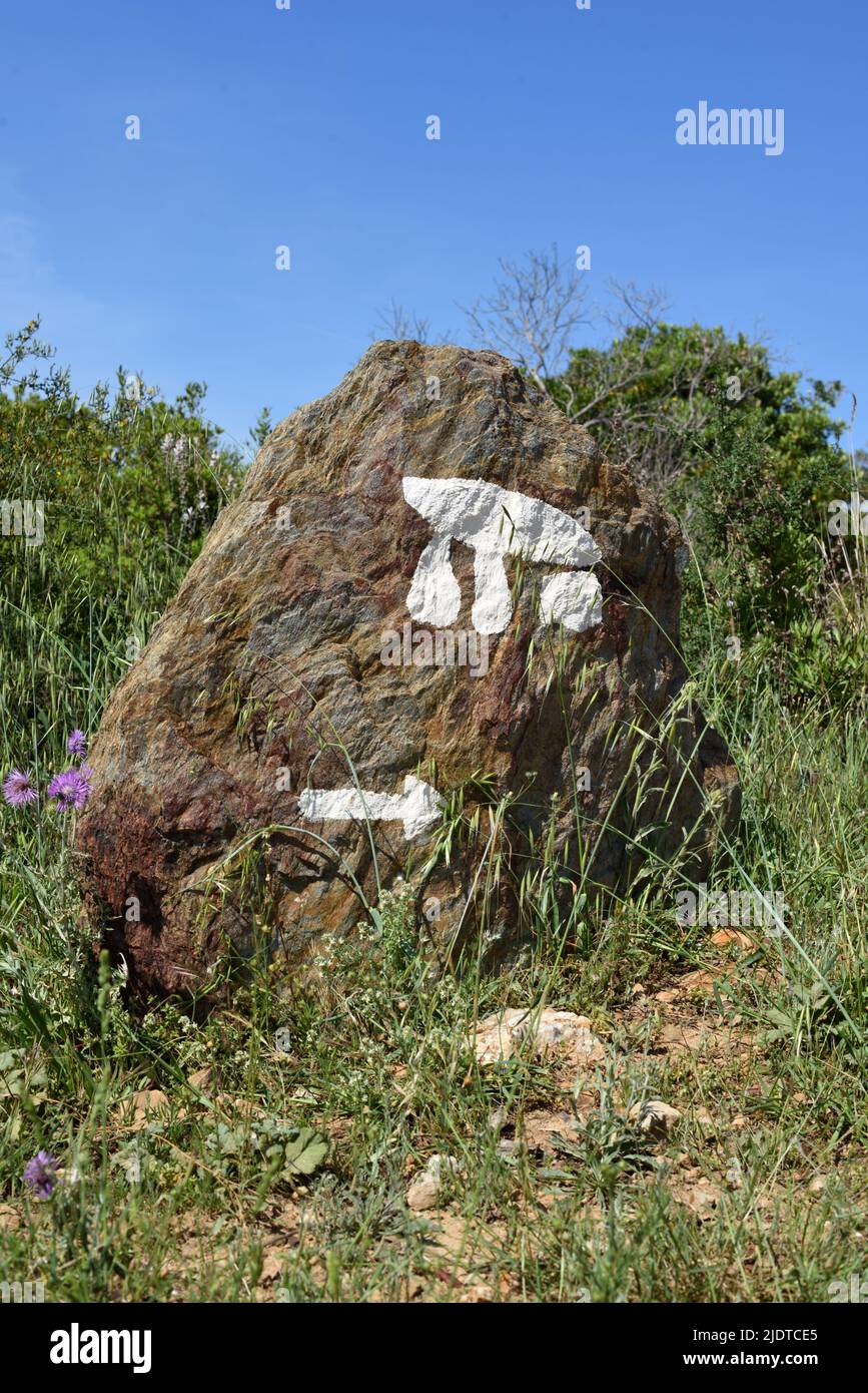 Direction peinte panneau et motif menant au Dolmen de Gaoutabry ou pointant vers celui-ci près de la Londe Var Provence France Banque D'Images