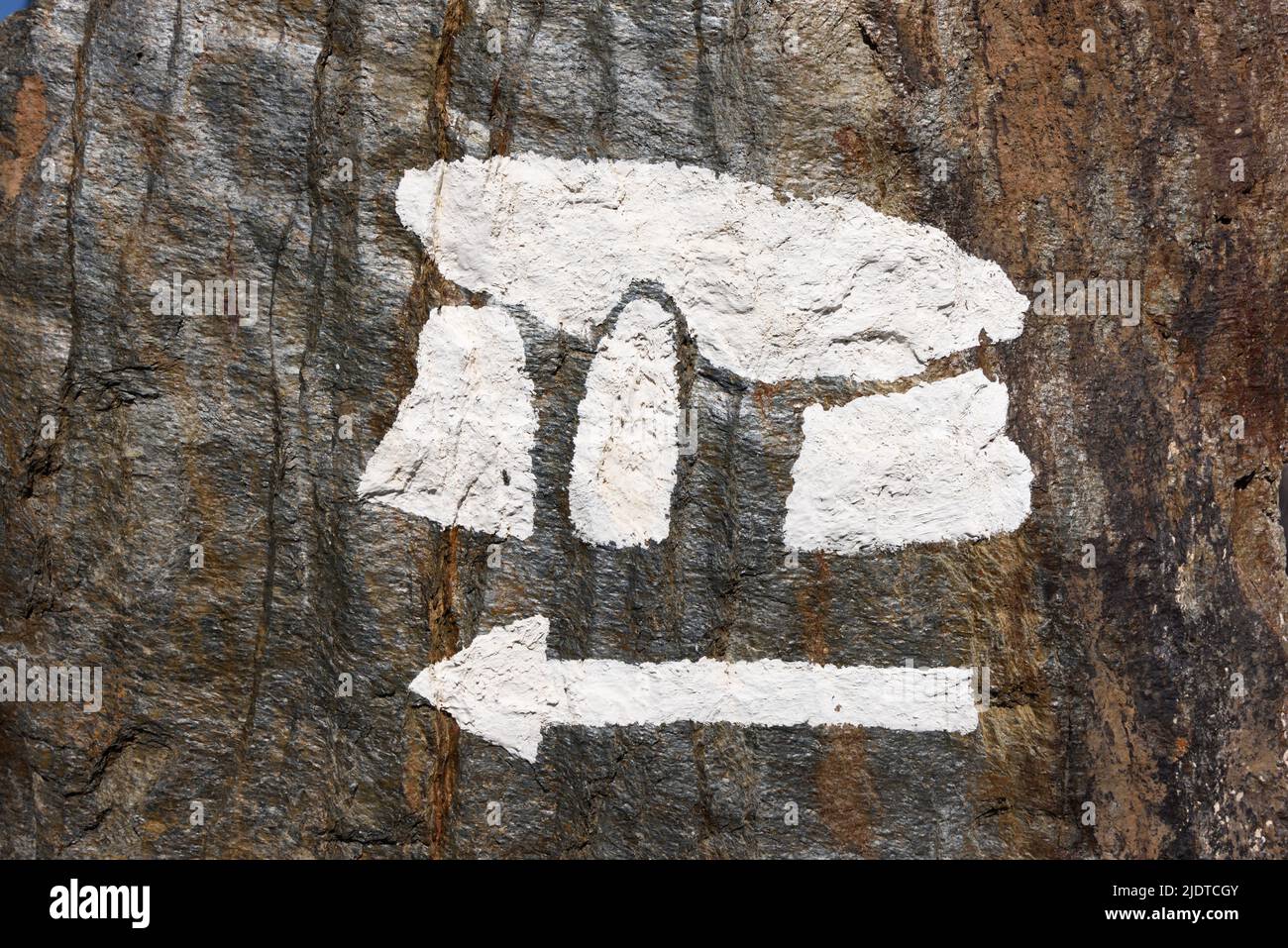 Panneau ou symbole de Dolmen stylisé peint sur Boulder et pointant vers le Dolmen de Gaoutabry la Londe Var Provence France Banque D'Images